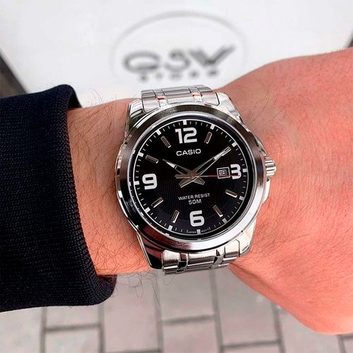 Reloj análogo metálico plateado de hombre